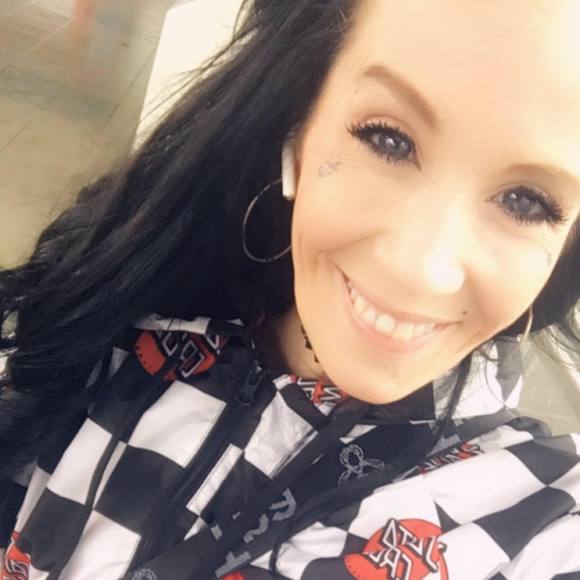 Meet your Posher, Laura - Picture 1 of 1